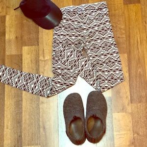 Victoria black and white leggings